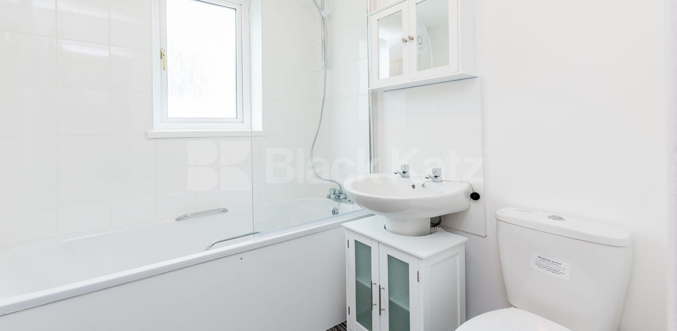 			REFURBISHED & IDEAL FOR STUDENTS!!, 4 Bedroom, 1 bath, 1 reception Flat			 Penderyn Way, TUFNELL PARK